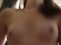 Девка с маленькой грудью отсосала у парня член и уселась сверху