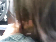 Водитель машины снял на смартфон как девка сосёт и дрочит член