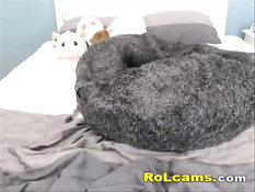 Юная толстушка со светлыми волосами позирует в порно видеочате