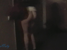 Девчонку поставили рачком и разработали анус большим фаллосом