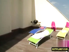 Сиськастая брюнетка на кровати занимается сексом с худым парнем