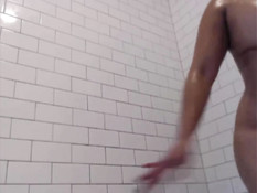 Татуированная девушка с большой грудью принимает горячий душ