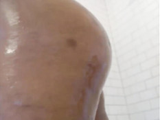 Татуированная девушка с большой грудью принимает горячий душ