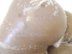 Татуированная девушка с большой грудью принимает горячий душ