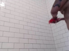 Татуированная девушка с большой грудью принимает горячий душ