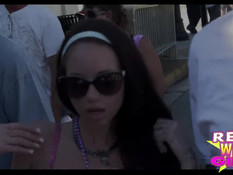 Полуголые девки показывают сиськи на улице во время карнавала