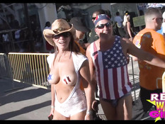 Полуголые девки показывают сиськи на улице во время карнавала