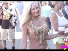 Полуголые девки показывают сиськи на улице во время карнавала