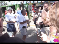 Полуголые девки показывают сиськи на улице во время карнавала