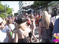 Полуголые девки показывают сиськи на улице во время карнавала