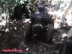 Тайская девка отсасывает и дрочит длинный член в райском месте