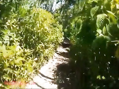 Тайская девка отсасывает и дрочит длинный член в райском месте