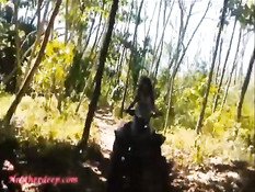 Тайская девка отсасывает и дрочит длинный член в райском месте