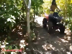 Тайская девка отсасывает и дрочит длинный член в райском месте