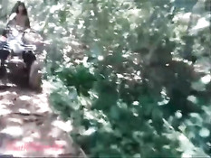 Тайская девка отсасывает и дрочит длинный член в райском месте