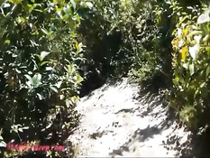 Тайская девка отсасывает и дрочит длинный член в райском месте