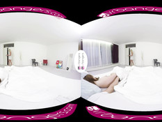 Блондинка Cherry Kiss дрочит парню пенис в ролике для 3D очков