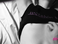 Он оголил грудь связанной рабыне Delirious Hunter и дал подрочить