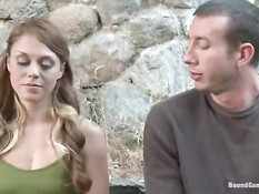 Мужики пригласили на пикник юную шалаву и жёстко отымели суку