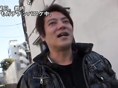 Японка с повязкой на лице соглашается сниматься в порно роликах