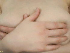 Японка с повязкой на лице соглашается сниматься в порно роликах