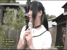 Привезли японскую девчонку в деревню и оттрахали всей компанией