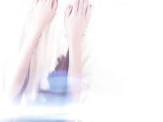 Парень ебёт на кровати развратных тёлок Lexi Dona и Gina Gerson