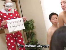 Японская девчонка с длинными волосами отсасывает всем желающим