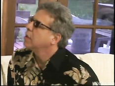 Мужик ебёт пожилую блондинку с огромной грудью Kayla Kleevage