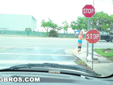 Блондинка Molly Mae раздевается и ебётся в движущейся машине