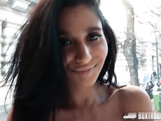 Девушка Ria Rodrigez согласилась трахаться в самом центре города