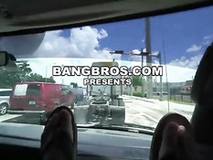 Ребята снимают на улице латинских шлюх и ебут в своём автобусе