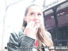 Европейская девка Cindy Loarn ебётся с парнем в стеклянной кабине