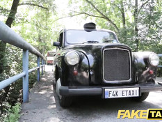 Татуированная туристка из Таиланда трахается с водителем такси