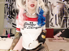 Молодая блондинка в сетчатых колготках играет с секс игрушками