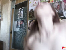 Встретил на улице молодую блондинку и отымел в киску на диване