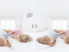 Две светловолосые подруги насаживаются на двухсторонний фаллос