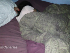 Разбудил подружку и оттрахал в бритую пизду не снимая трусиков