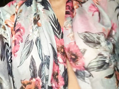 Негритянка расстёгивает халатик и показывает свои большие дойки