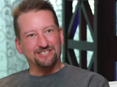 Свингеры купаются в бассейне и занимаются сексом на свинг пати