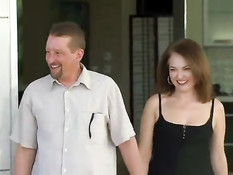 Свингеры купаются в бассейне и занимаются сексом на свинг пати