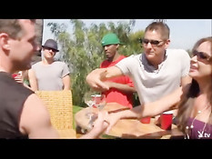 Пары собираются на вилле, чтобы участвовать в секс шоу свингеров