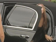 Свингеры принимают совместную ванну и занимаются сексом на шоу