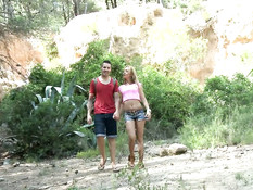 Парень трахает в лесу бразильскую блондинку с маленькой грудью