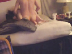 Парень в очках разбудил свою подругу и отымел раком на кровати