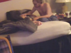 Парень в очках разбудил свою подругу и отымел раком на кровати