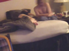 Парень в очках разбудил свою подругу и отымел раком на кровати