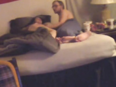 Парень в очках разбудил свою подругу и отымел раком на кровати