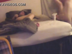 Парень в очках разбудил свою подругу и отымел раком на кровати