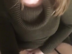 Девчонка в свитере дрочит бойфренду член и мастурбирует клитор